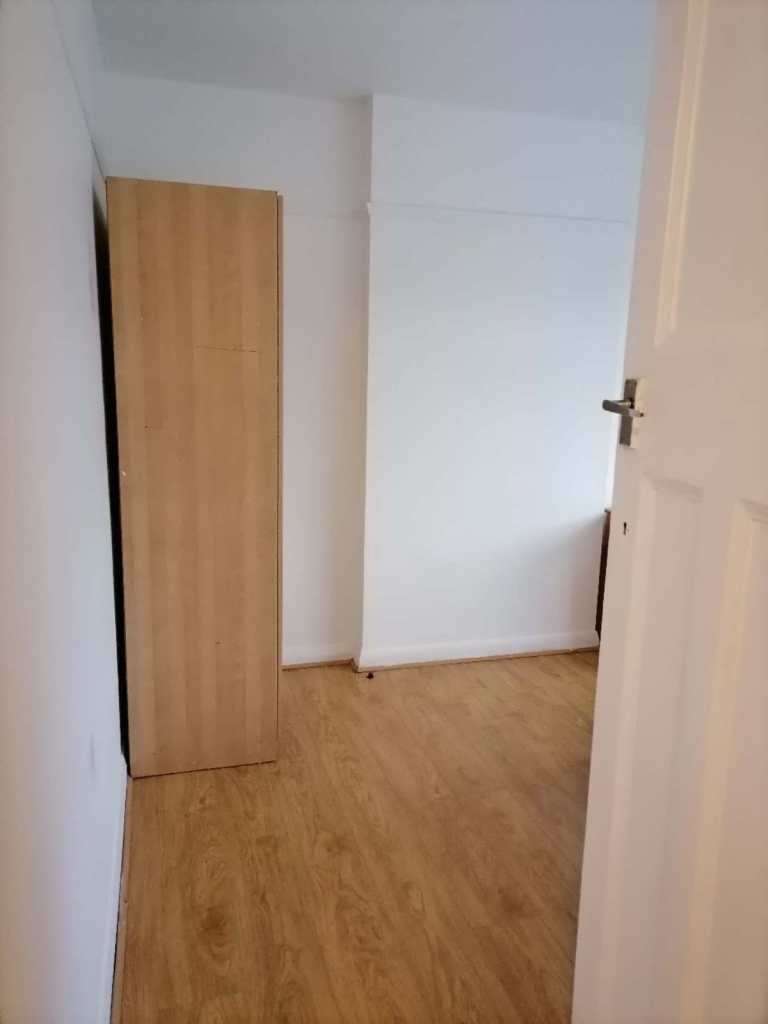 Loving double room to rent for professional including bills Mitcham, London £800pm (CR4 1SG)