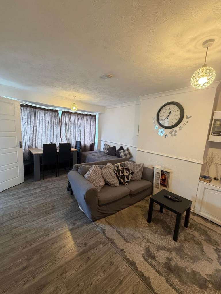 2 Bed Flat (maisonette) to rent in Harlingon (UB3 5LT)