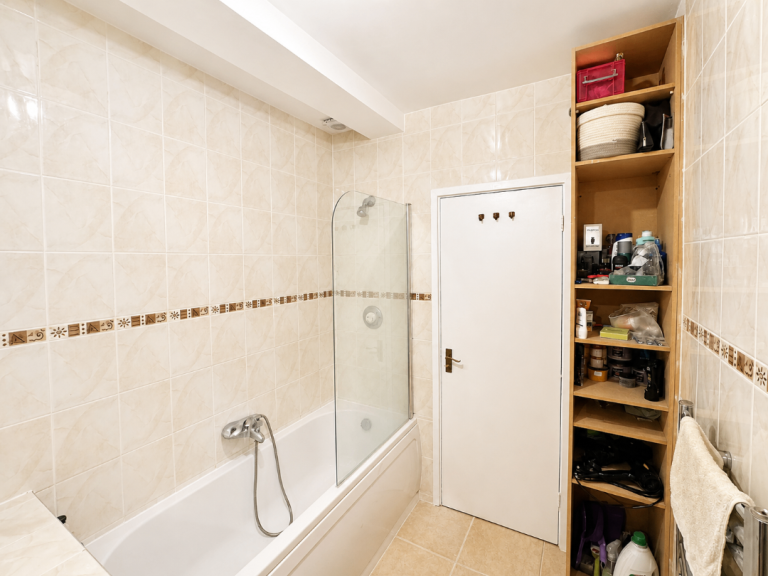 Bright 2-Bed Flat overseeing Nevern Square, Earl's Court SW5 9PD