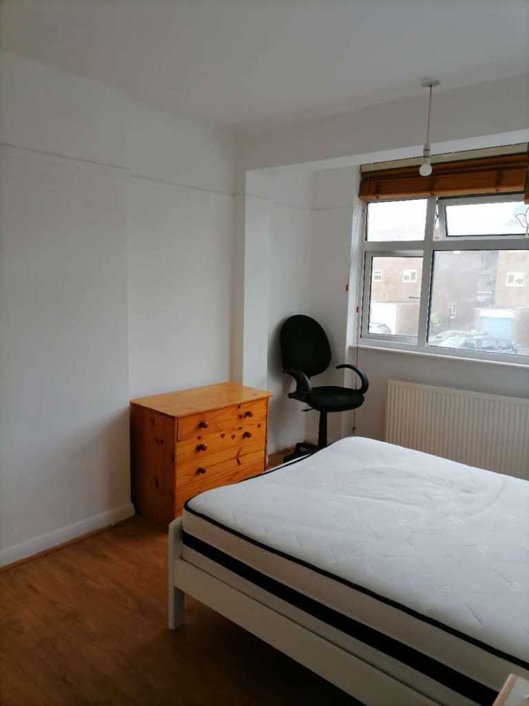 Loving double room to rent for professional including bills Mitcham, London £800pm (CR4 1SG)