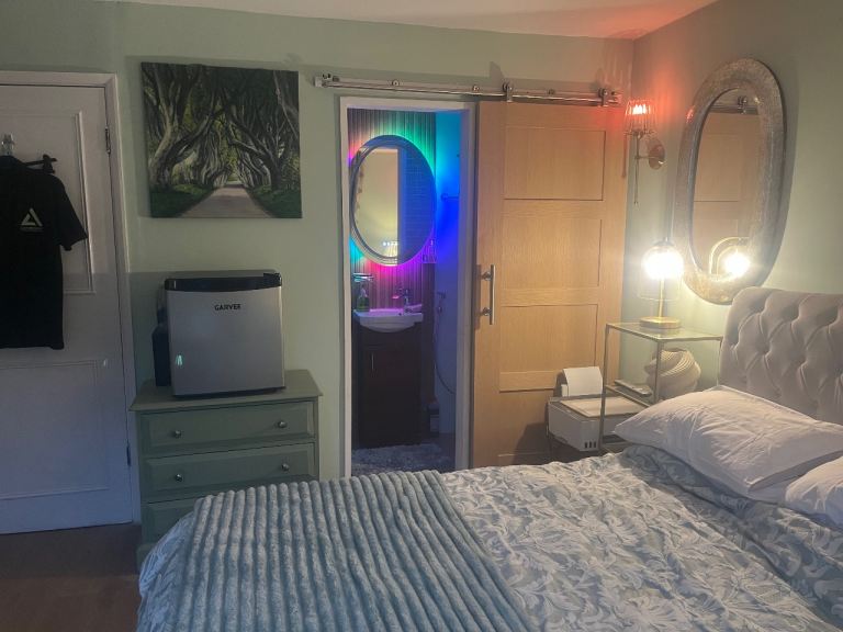En-suite Double room at Thirlmere rise, Bromley (BR1 4HY)