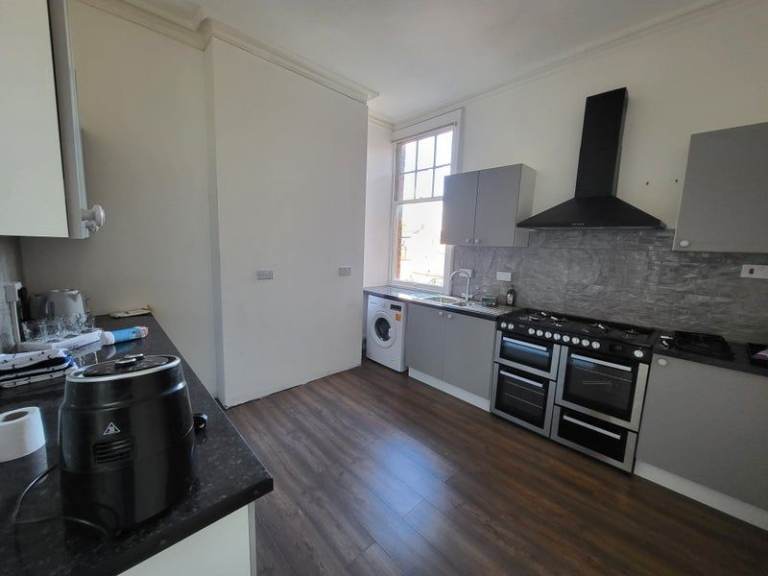 🏡 Spacious Furnished Double Room in Walsall Town Centre, WS1 1PQ | £500 PCM | All Bills Included
