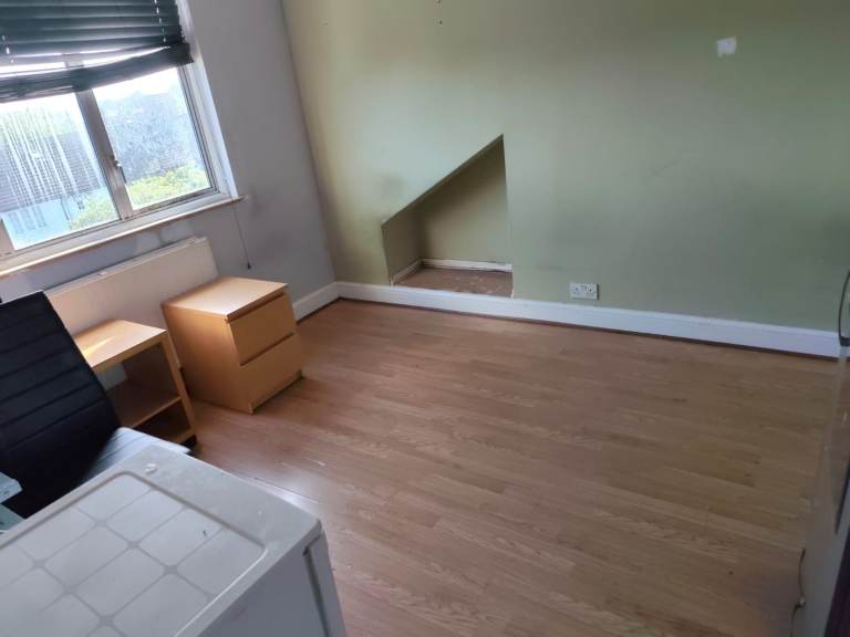 Single Rooms available in Mitcham (CR4 2EH)