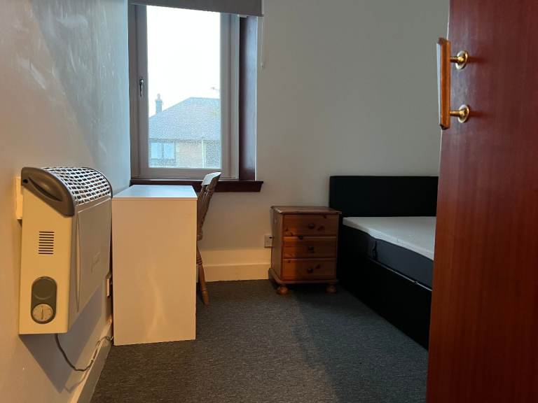 Fully furnished 2 bed upstairs flat, opposite to Aberdeen Uni, available immediately