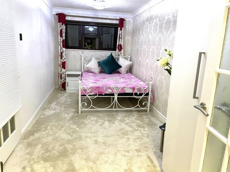 Double Room with Large En-suite (MK8 8BU)
