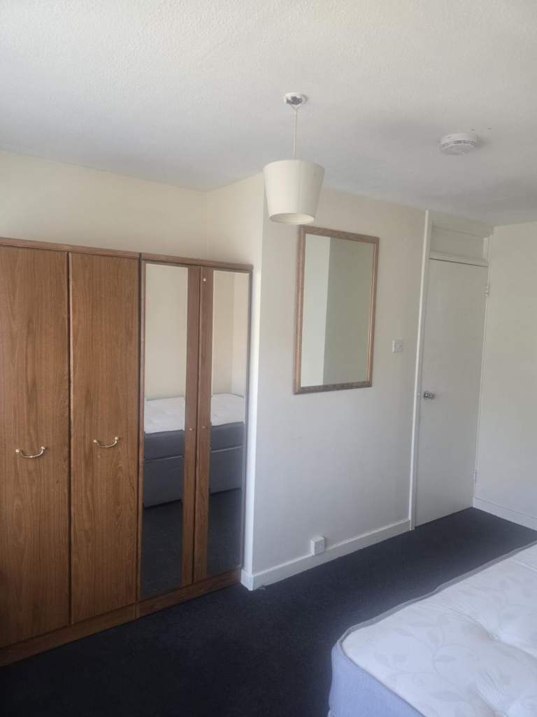 Double room in a quiet area (MK6)