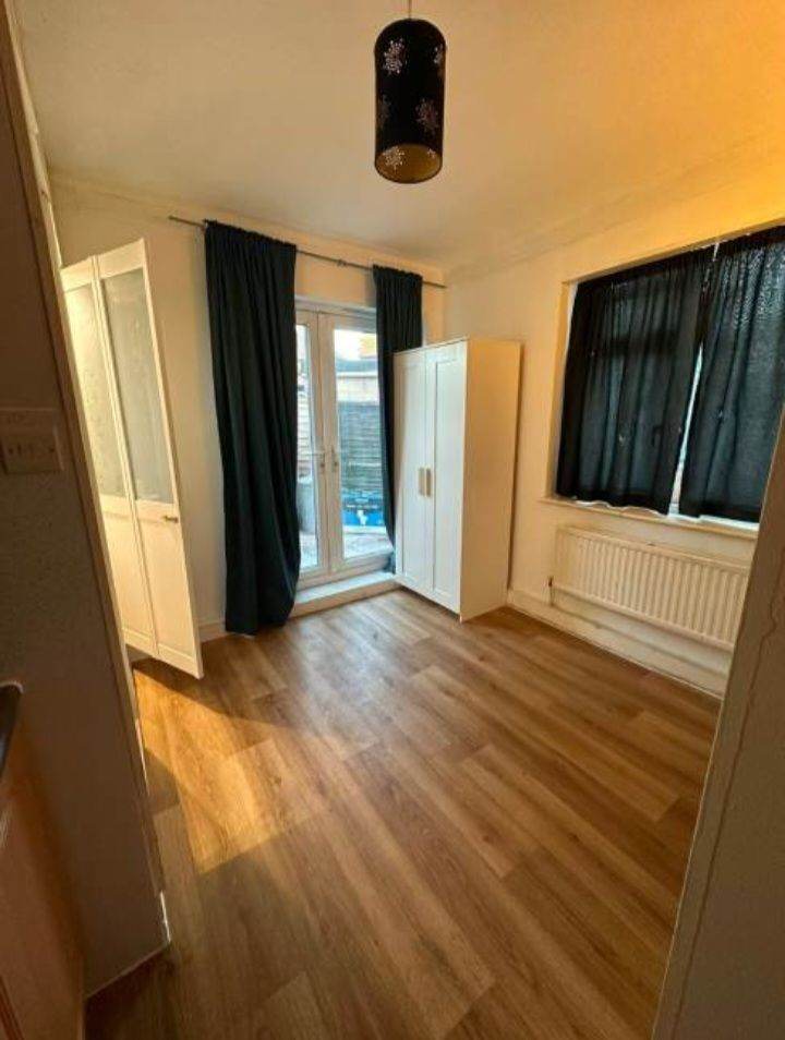 🏡 Furnished Ground-Floor Studio Flat in Dagenham, RM9 6AJ | £950 PCM | All Bills Inclusive