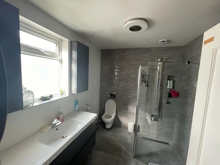 Only 1 room near Oaklands collage