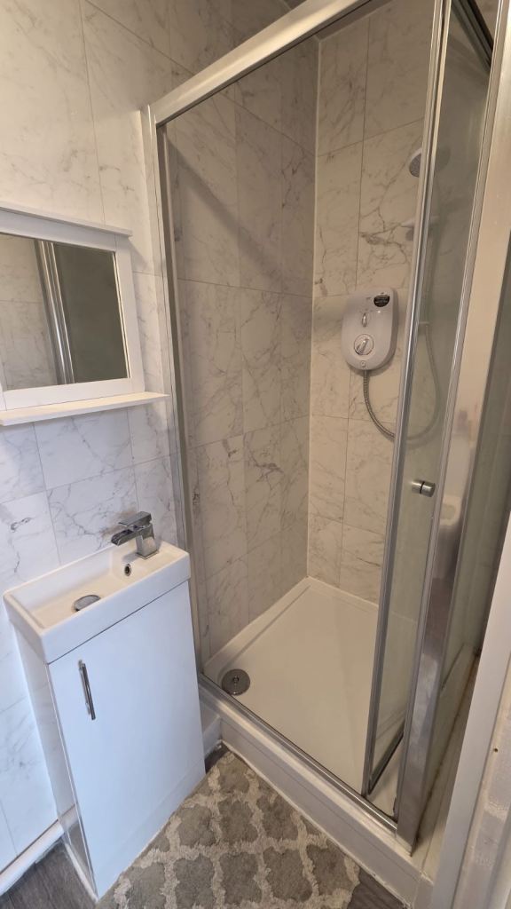 🏡✨ Large Ensuite Room in Hull HU3 2TT – £120pw | Refurbished House | Bills + Superfast Wi-Fi Included! 🏥📶