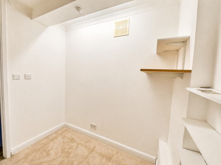 Bright 2-Bed Flat overseeing Nevern Square, Earl's Court SW5 9PD