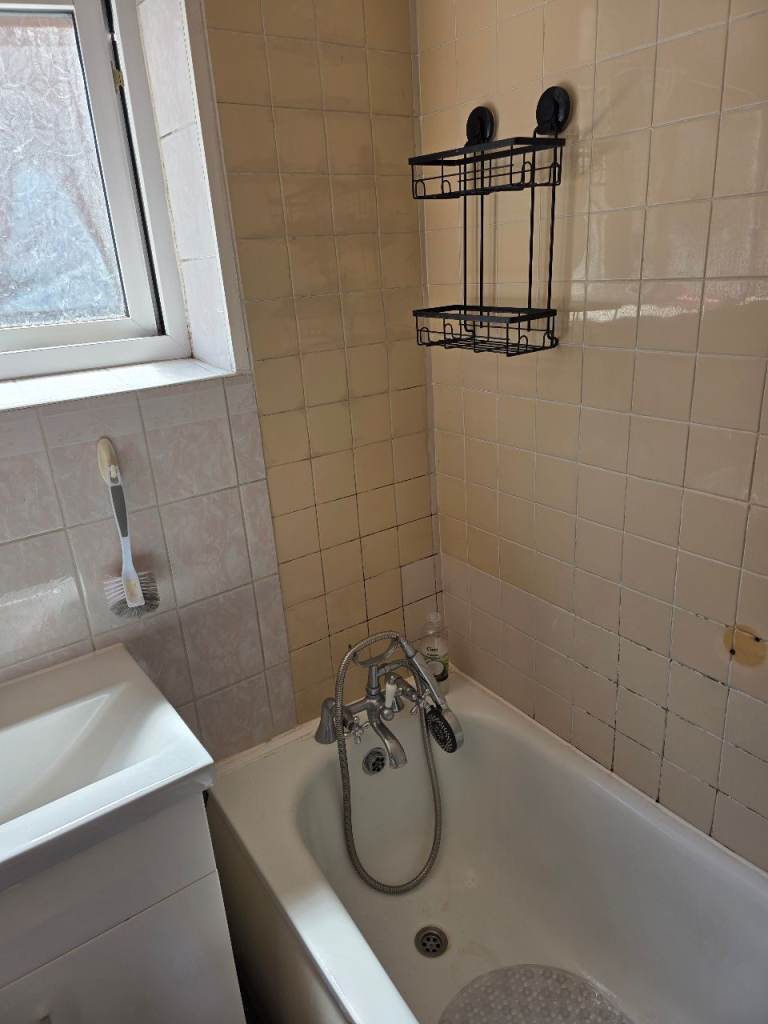 🏡 Spacious Master Bedroom in Gants Hill, IG5 0JA | £850 PCM | Available Now