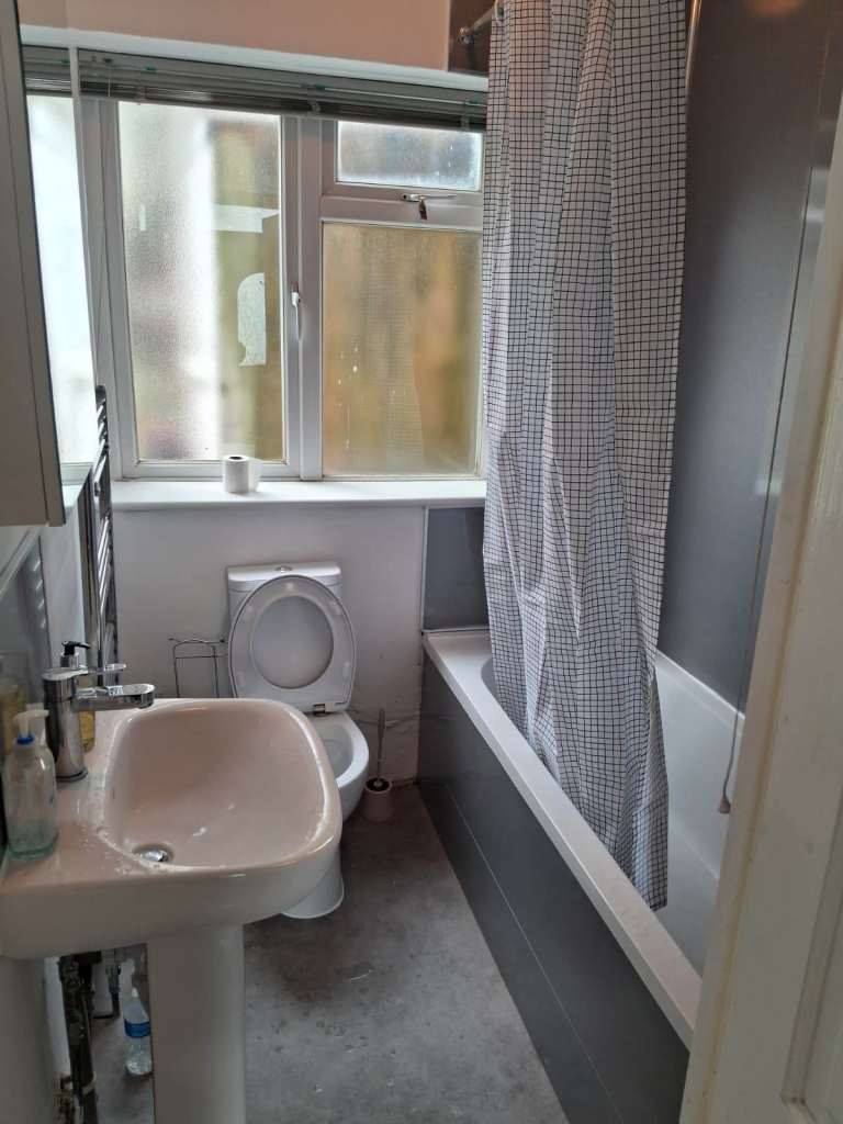Double room to let in a 4-bedroom house at Carlyle house, Manor Park E12 6BW