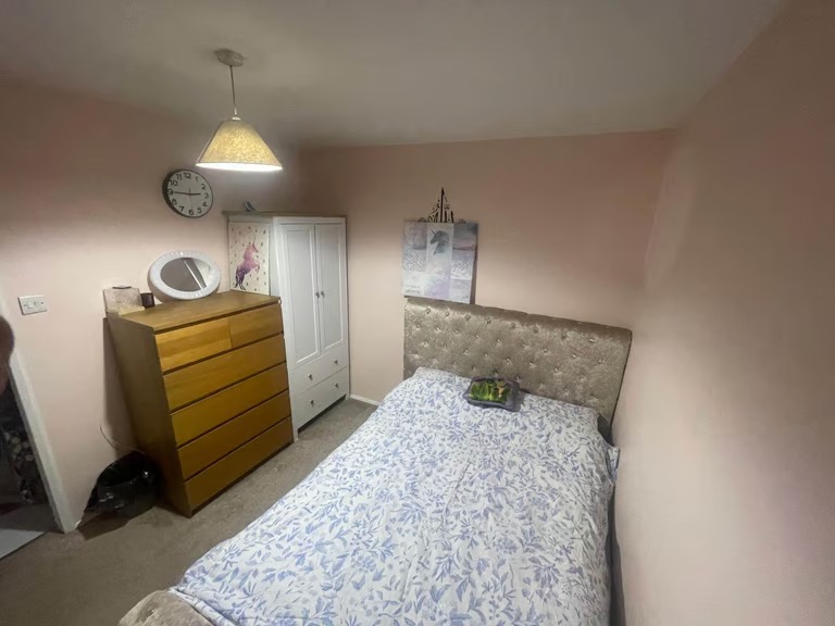 Only 1 room near Oaklands collage