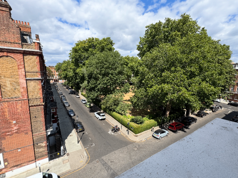 Bright 2-Bed Flat overseeing Nevern Square, Earl's Court SW5 9PD