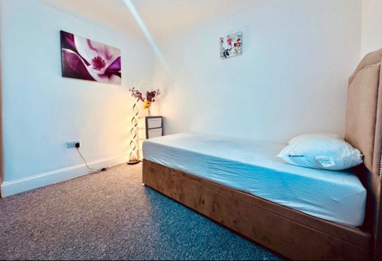 Two Spacious Double Rooms for Professional Male Available in Thornton Heath (CR7 8RB)