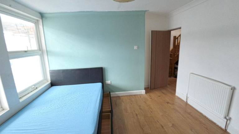 LARGE DOUBLE ROOM TO RENT for only 700 Dagenham (RM10 7YA)