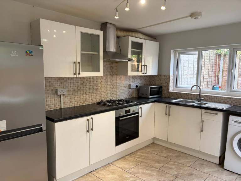 ✨ SPACIOUS VICTORIAN DOUBLE ROOM | £750 SINGLE / £850 COUPLES | Forest Gate E7 9LE
