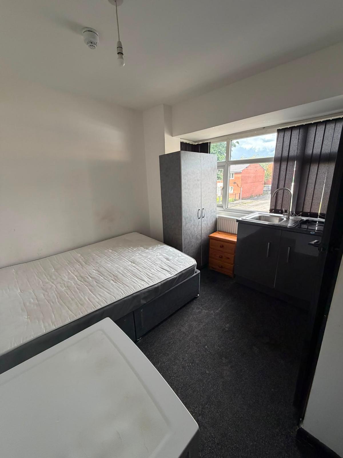Studio is available to rent at Moston Ln M9 4HU (all bills incl)