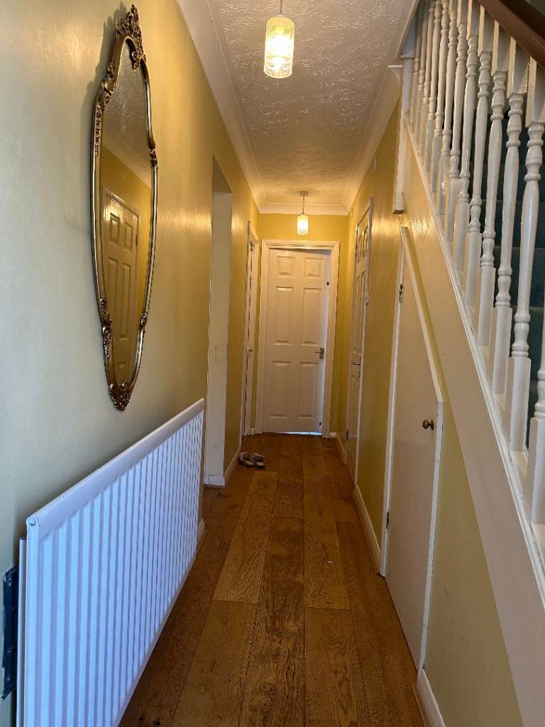 Bright Ground floor double room, Nearly to Colliers wood station. Mitcham , London (CR4 3RU)