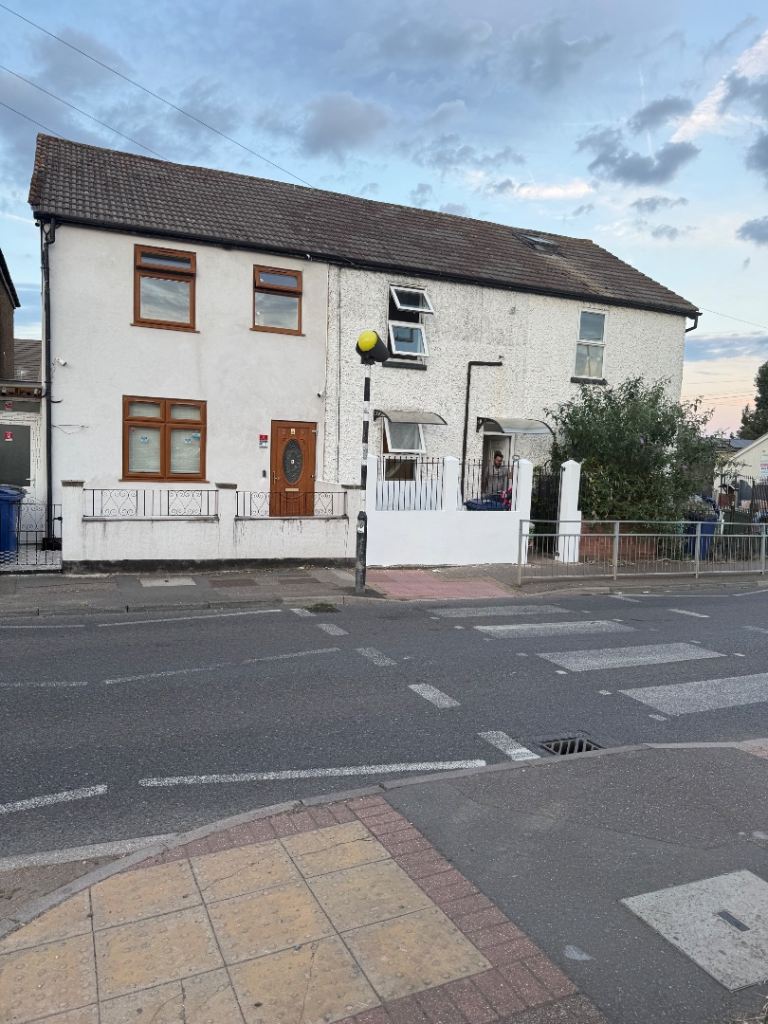 🏡 Spacious 3 Bedroom House To Rent – Aveley RM15 4SJ  📍 Mill Road, Aveley, Essex