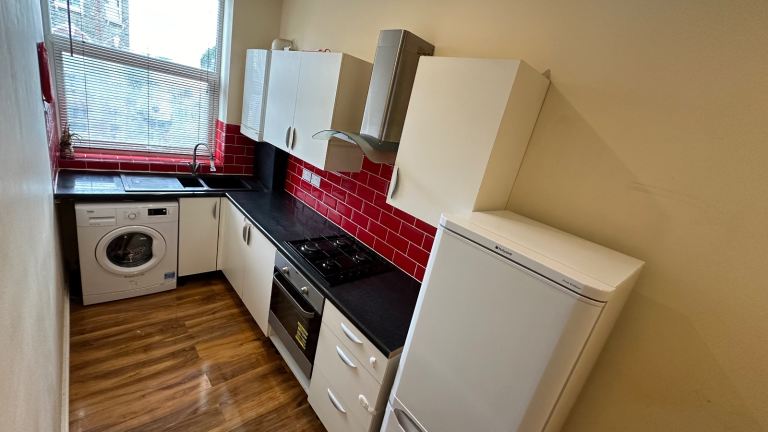 2 bedroom flat in Leyton 5 mins from Leyton station E11 4HL