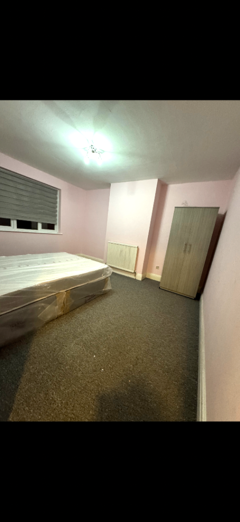 Big sized room available in hornchurch Hornchurch, London £800pm (RM12 6QB)