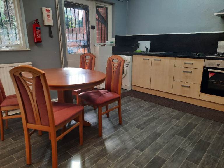 Modern 4-Bedroom Townhouse in Leeds City Centre – LS7 1HT | £614pp All Bills Inclusive