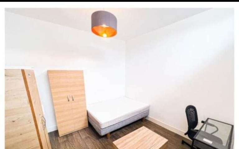 Spacious room to rent for a Muslim at Green Ln, Ilford (IG3 9RY)