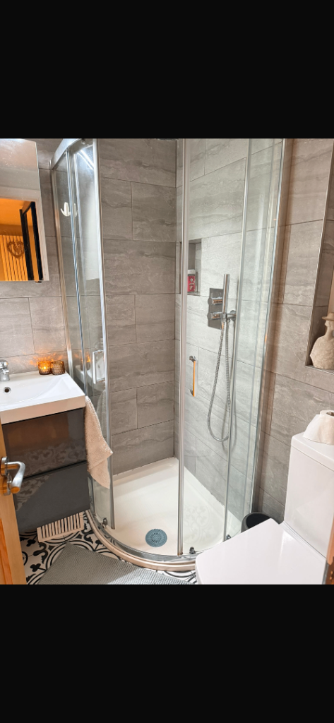 Loft room with ensuite for rent North London, London £1,100pm@N10 1AN