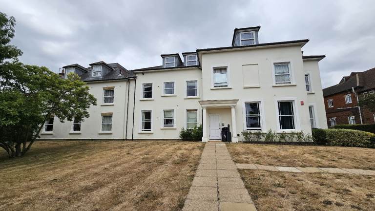 1 Room for female near Redhill station (RH1)