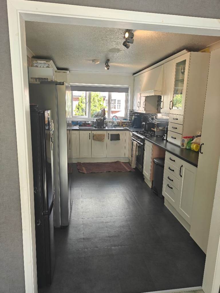 Double Room available with free Parking £700pm at Mace ct, Grays RM17 6TX