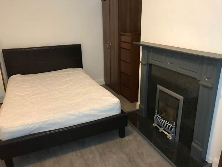 Double room at Darley Ave, Farnsworth, Bolton (BL4 7RU)