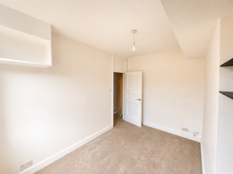 Bright 2-Bed Flat overseeing Nevern Square, Earl's Court SW5 9PD