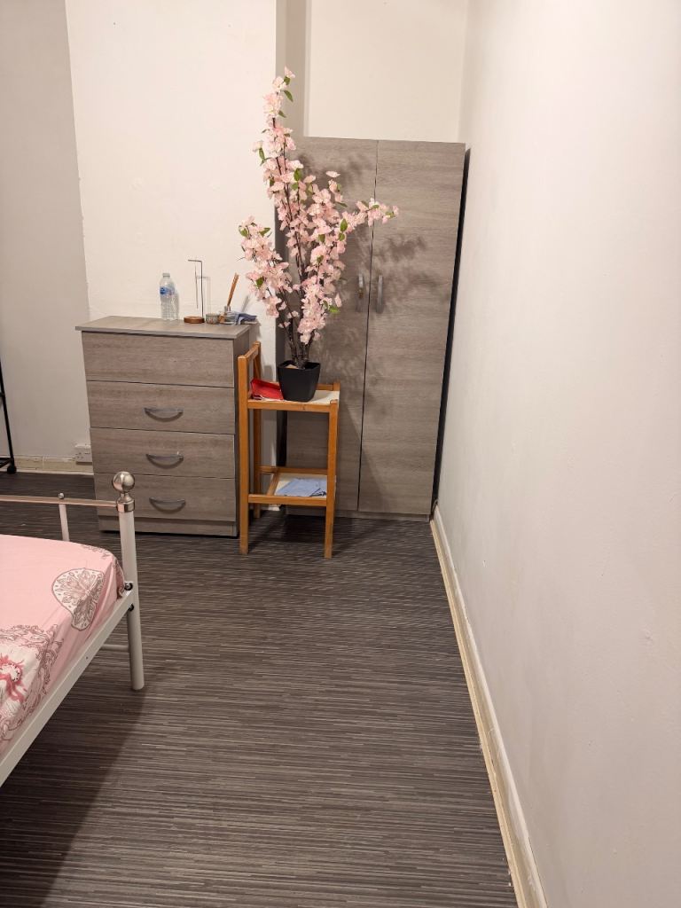 Double room to rent for Muslim Couple at Sheppey rd, Dagenham RM9 4JU