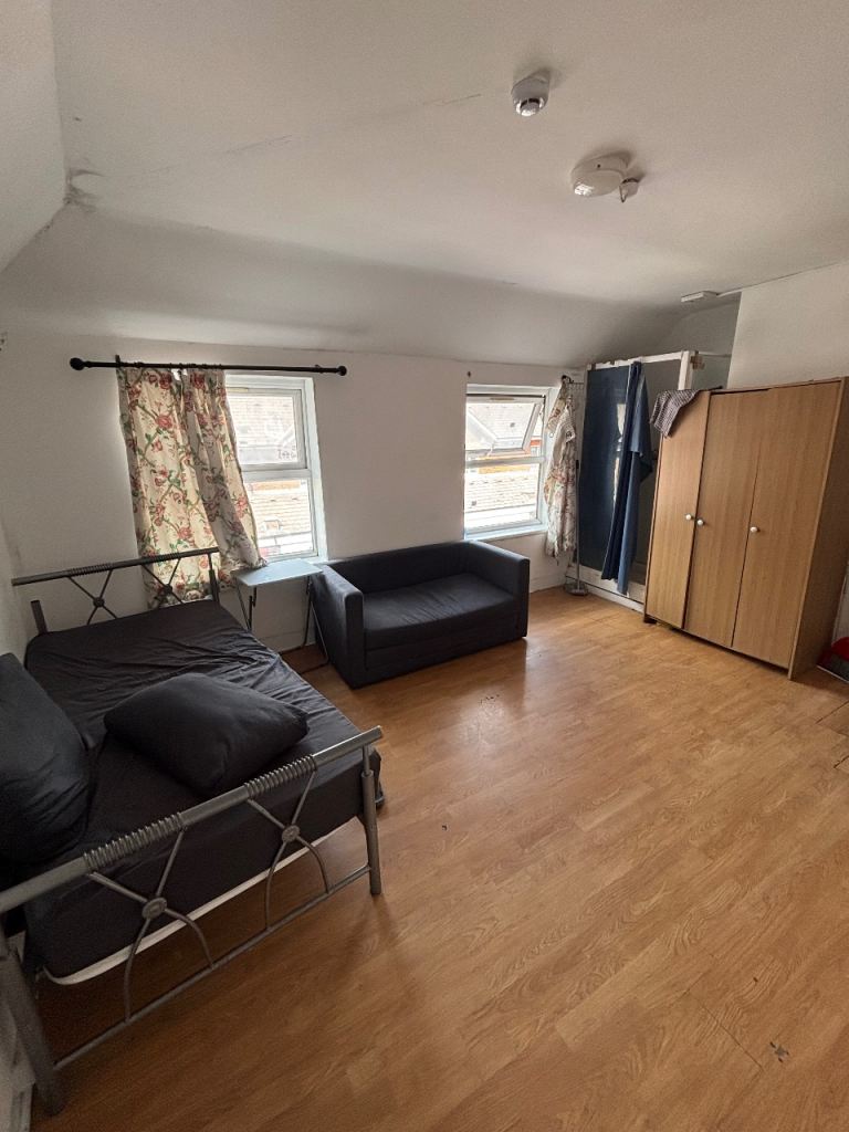 🏙️✨ Spacious Studio Room for 2 in Walthamstow E17 7JH – £850 pcm | 4 Mins to Central Station! 🚇