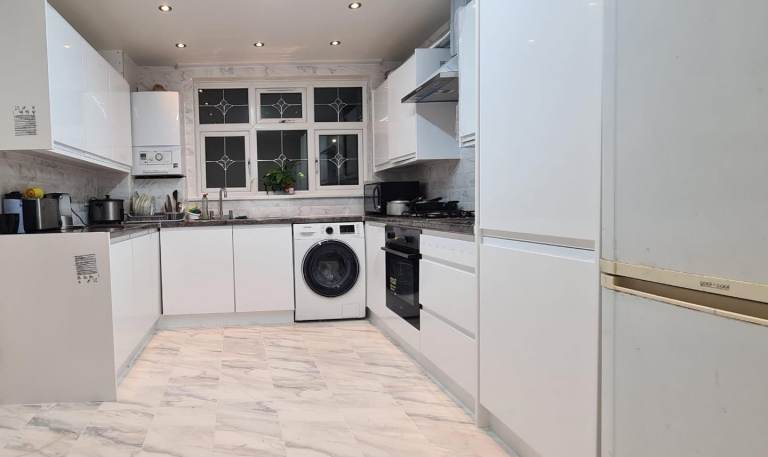 Double room to let in a family house in Little ilford E12 (Professional Muslim F)