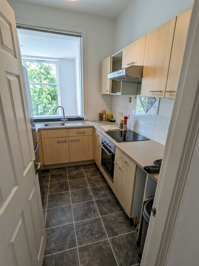 🏡 STYLISH 3-BEDROOM FIRST-FLOOR FLAT – CLAREMONT ROAD, RUSHOLME, M14 7WB