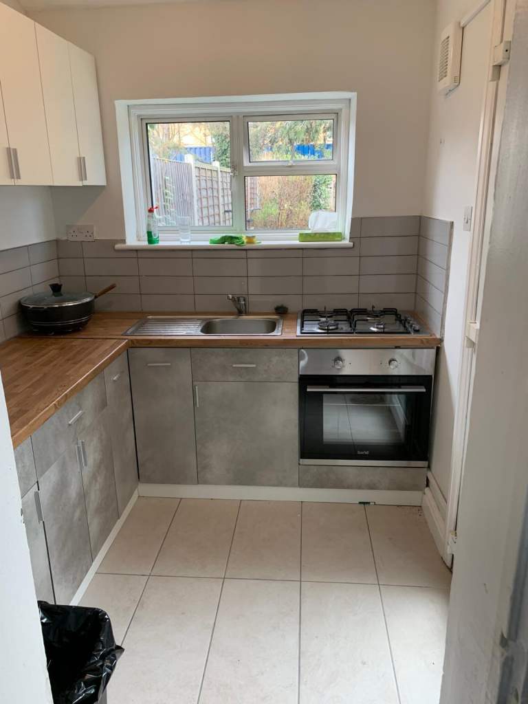 Double room to let in a 4-bedroom house at Carlyle house, Manor Park E12 6BW