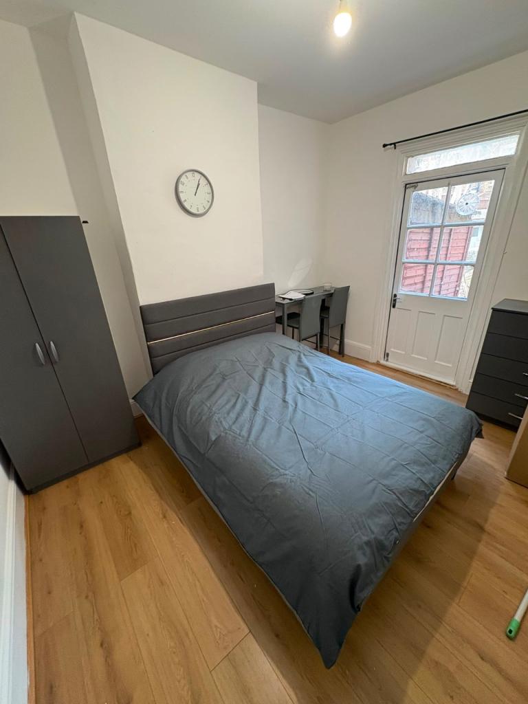 Spacious double room for a single occupant (N15)