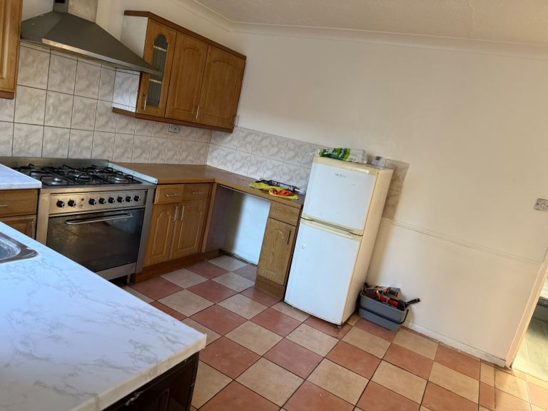 🏡 Spacious 3 Bedroom House To Rent – Aveley RM15 4SJ  📍 Mill Road, Aveley, Essex