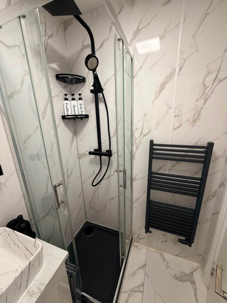 1 Bed Flat Nearby Central London 1GB/Wi-Fi & Full Kitchen (W6 8PS)