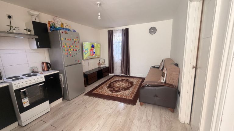 Spacious 2-Bedroom Apartment for Rent – £2,000 PCM (Bills Included) Dagenham, London(RM10 8BB)