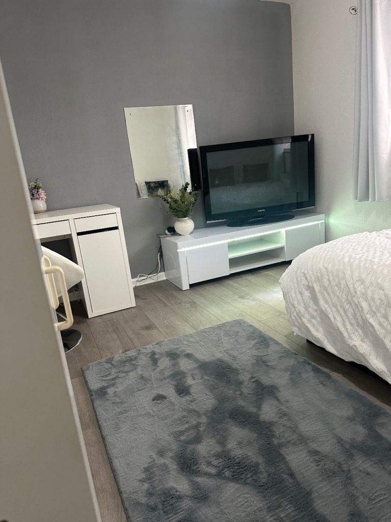 Furnished Cosy Double Room Off Long Riding SS14