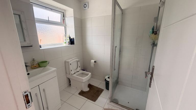 Spacious 2-Bedroom Apartment for Rent – £2,000 PCM (Bills Included) Dagenham, London(RM10 8BB)