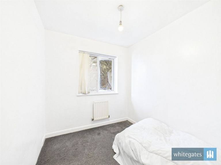3 Bed Semi-Detached House, Eversley Drive, Bradford (BD4 0EQ)