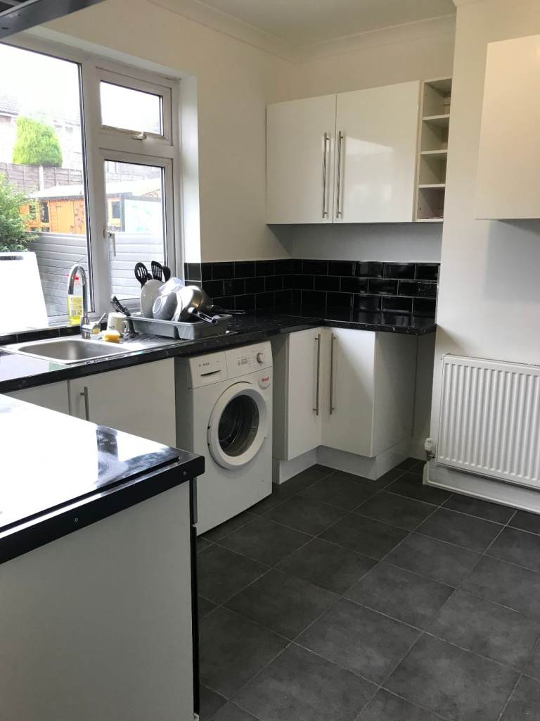 Double room at Darley Ave, Farnsworth, Bolton (BL4 7RU)