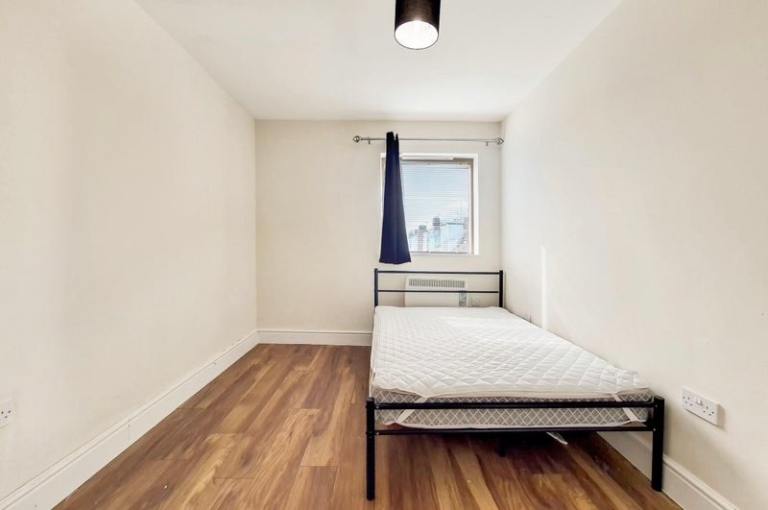 Spacious Double Room in 2-Bed 2-Bath Flat – Chingford, E4 8JL