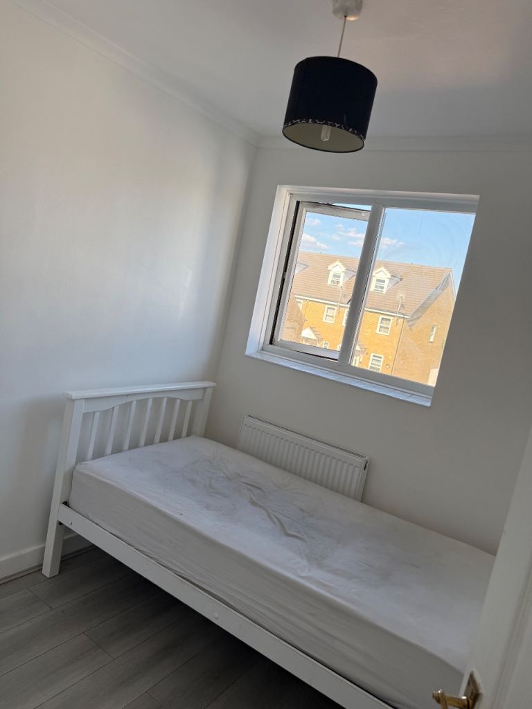 🏡 Spacious 3 Bedroom House To Rent – Aveley RM15 4SJ  📍 Mill Road, Aveley, Essex