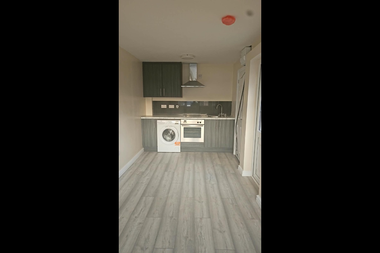 🏡✨ BRAND-NEW SELF-CONTAINED STUDIO IN GOODMAYES RM6 4FB – £1,200 PCM | PRIVATE ENTRANCE + PARKING! 🔑🚗