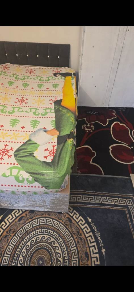 Double Room for female with private bathroom in Longsight, Manchester (M13 0NQ)